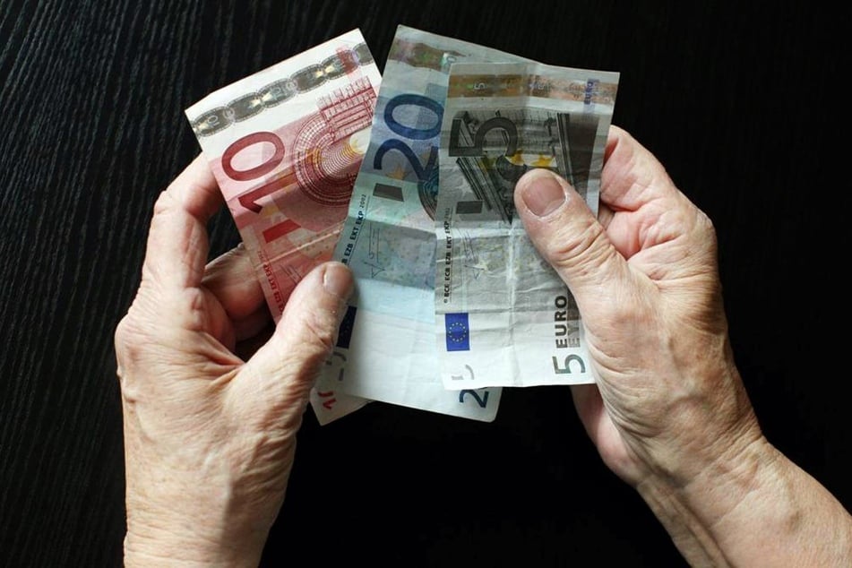 Wer alleine lebt und im Monat weniger als 1290 Euro netto zur Verfügung hat, gilt in NRW als armutsgefährdet. (Symbolfoto)