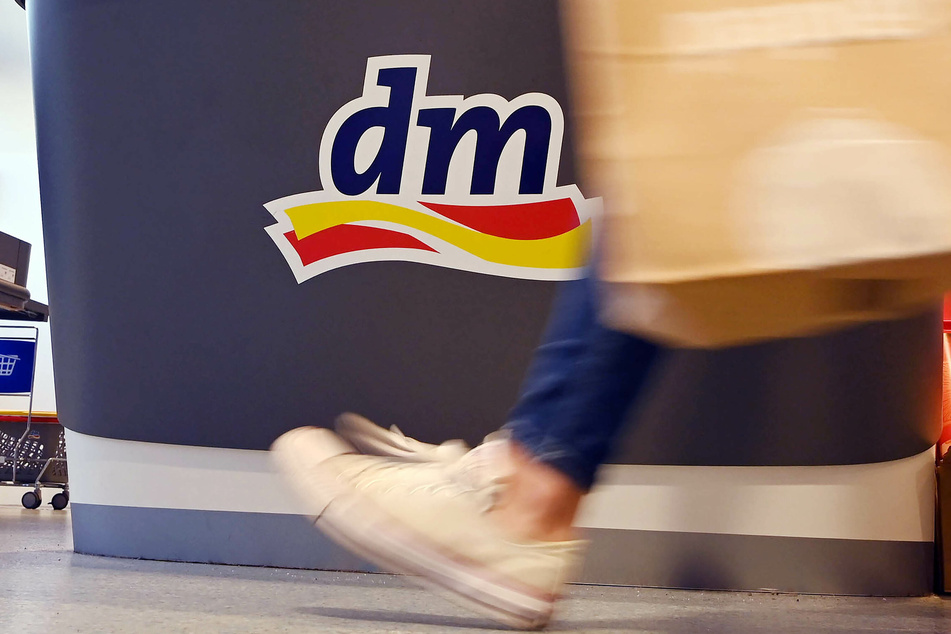 Auch in Drogeriemärkten wie DM, Rossmann oder Müller heißt es: Augen auf! Denn allerhand Hersteller tricksen bei den Preisen, was das Zeug hält.