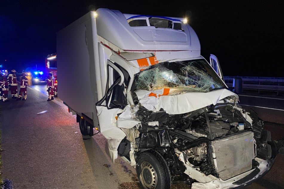 Schwerer Unfall auf der A81: Kleintransporter kracht in Lastwagen