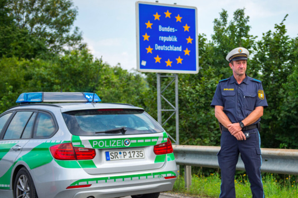 Ein Beamter der bayerischen Grenzpolizei steht am Grenzübergang Kirchdorf an der deutschen Staatsgrenze.
