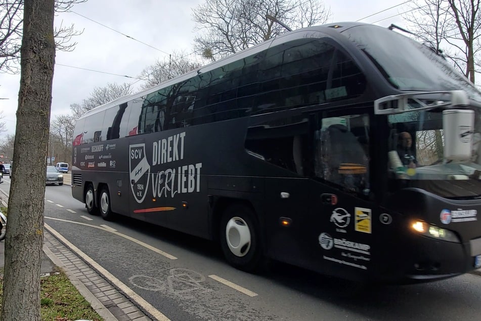 Gegen kurz vor 15 Uhr traf der Mannschaftsbus am Stadion ein.