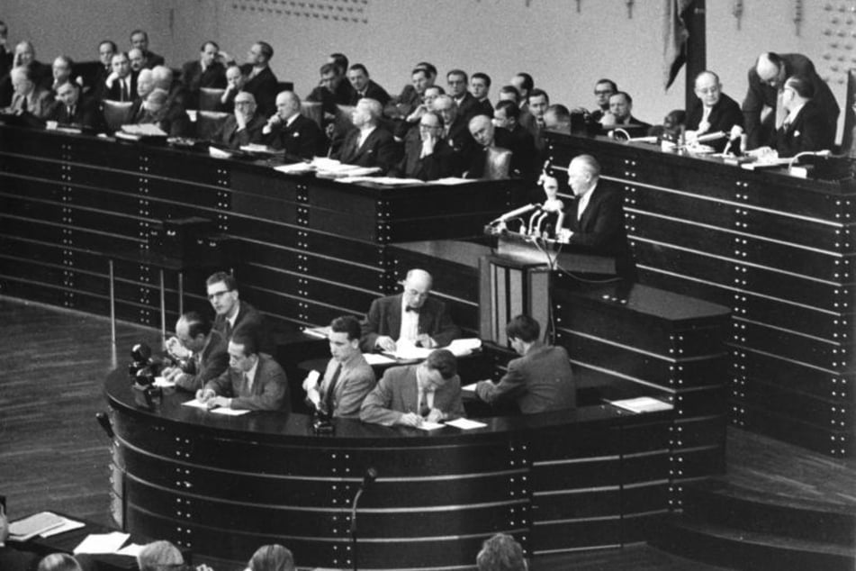 Damaliger Bundeskanzler Konrad Adenauer bei seiner Rede zu den Pariser Verträgen im Deutschen Bundestag am 25. Februar 1955.