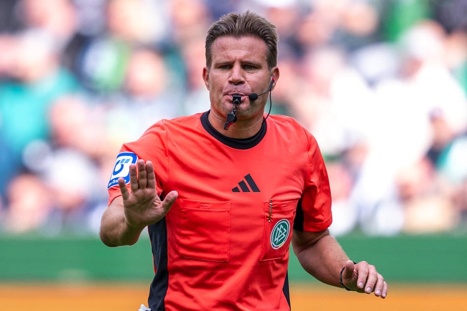 Felix Brych (49) wird am Samstag zum letzten Mal die Pfeife in der Bundesliga in den Mund nehmen.