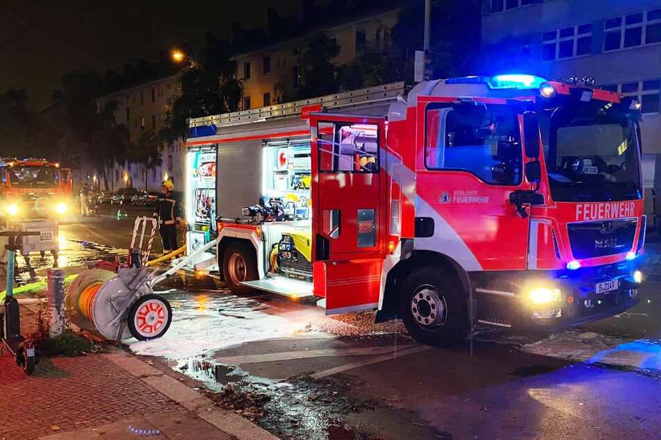 Berlin: Großeinsatz der Feuerwehr: Autowerkstatt in Reinickendorf brennt