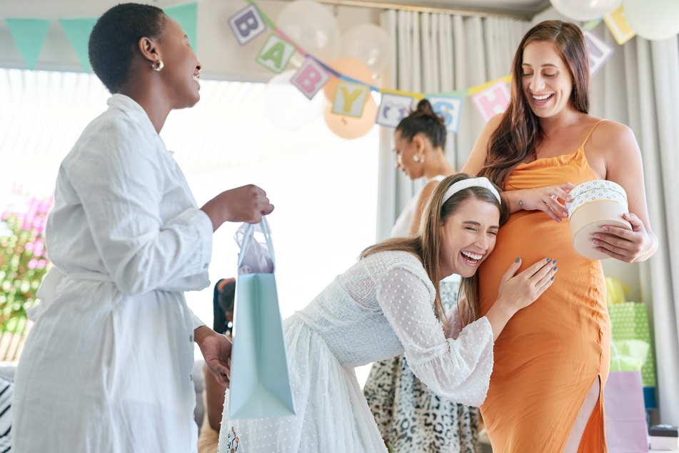 Wer die Babyparty organisiert, bereitet der werdenden Mutter eine große Freude. Die "Baby Shower" ist ein tolles Geschenk für Schwangere.