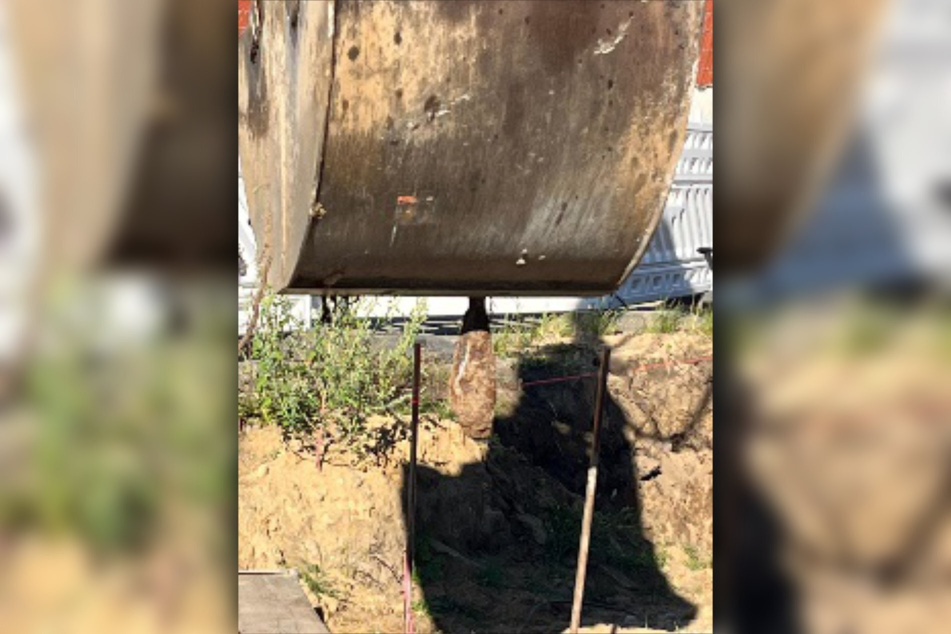 Nach dem Abschalten der Baumaschine begann sich der Arm des Baggers abzusenken und den Zünder in Richtung Boden zu drücken.