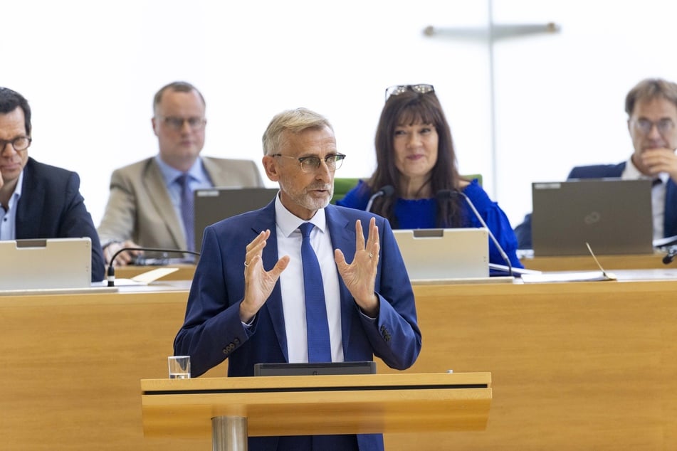 Sachsens Polizei kommt beim Thema Jugendgewalt an ihre Grenzen, räumt Innenminister Armin Schuster (64, CDU) ein.