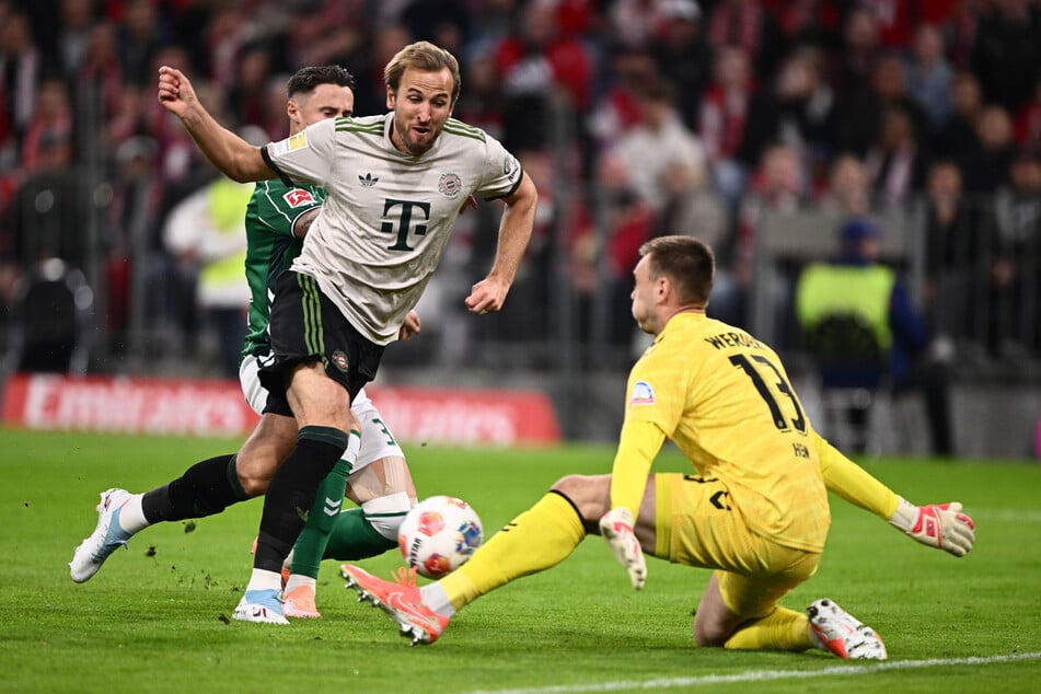 Harry Kane (M.) konnte Bremens Torwart Karl Hein (r.) mehrfach überwinden.