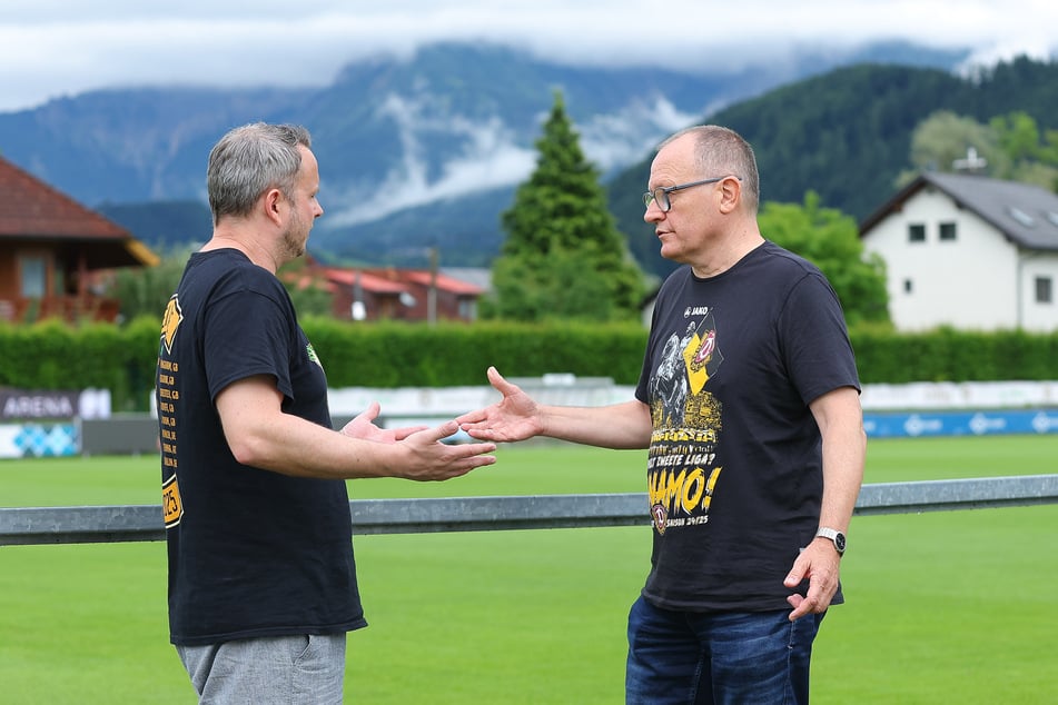 Reiseunternehmer Lutz Hoffmann (r.) im Gespräch mit TAG24-Reporter Jens Maßlich.