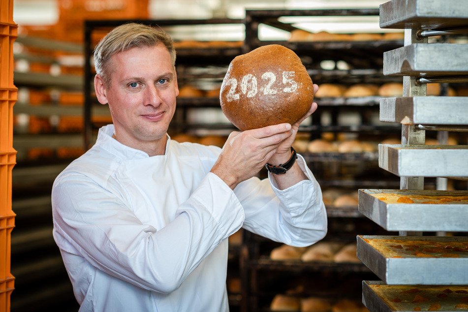 Bäckermeister Dirk Schäfer (42) präsentiert sein Kulturhauptstadt-Brot.