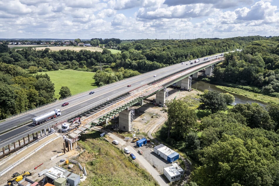 Bevor die A14-Brücke über die Mulde für die Sanierung gesperrt werden kann, wird direkt daneben eine Behelfsbrücke errichtet.