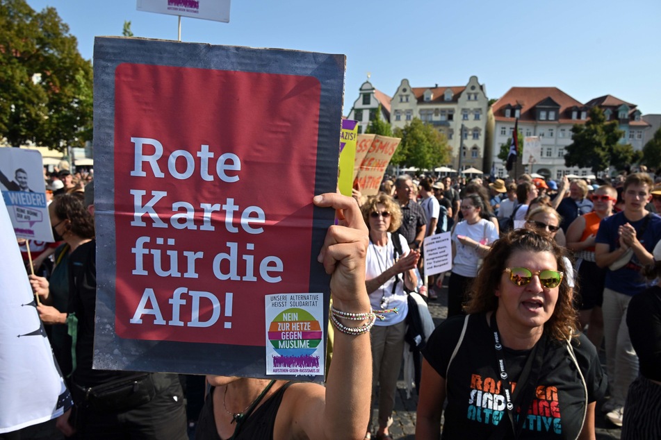 Mit Plakaten und viel Stimmgewalt protestierten am Samstag in Erfurt Tausende Menschen gegen die AfD.