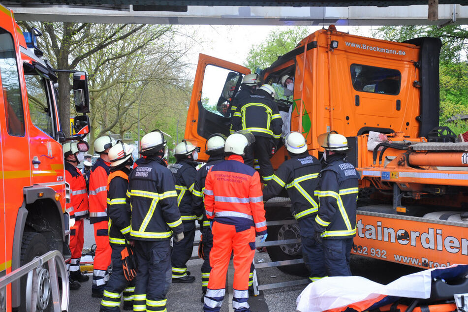 Einsatzkräfte befreien den schwerverletzten Fahrer.