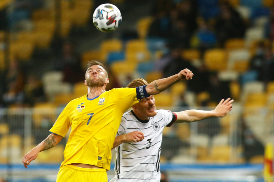 Andriy Yarmolenko (l.) ist der beste Fußballer, den die Ukraine derzeit hat. Er fehlt seiner Nationalmannschaft am Samstag ebenfalls wegen einer Corona-Infektion.
