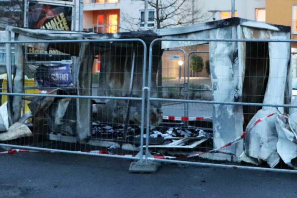Im April zerstörte ein Feuer eine Coronatest-Station im südhessischen Groß-Zimmern (Foto). Kurz davor hatten zwei Teststationen im südhessischen Mörfelden-Walldorf gebrannt.
