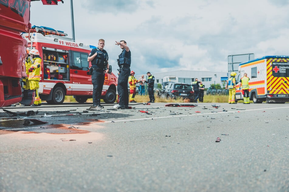 VW-Fahrer kracht mit Lkw zusammen: Senior schwer verletzt