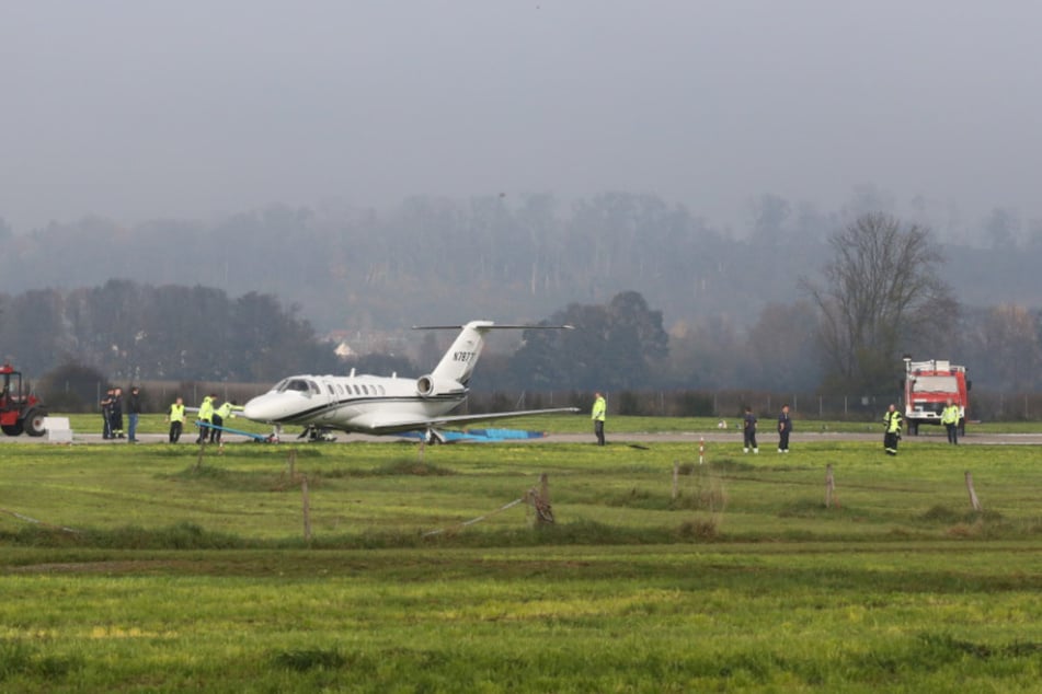 Eine Passagiermaschine ist am Flughafen Augsburg bei der Landung auf eine Grünfläche geraten.