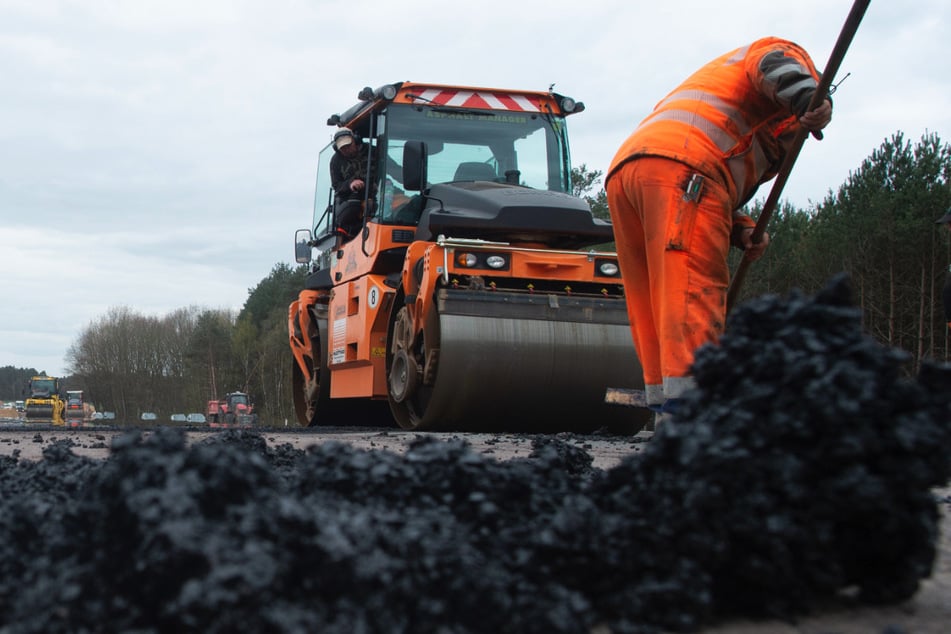 Im Berliner Ortsteil Nikolassee wird der Asphalt erneuert, weshalb die Teutonenstraße für mehrere Wochen teils voll gesperrt ist. (Symbolbild)