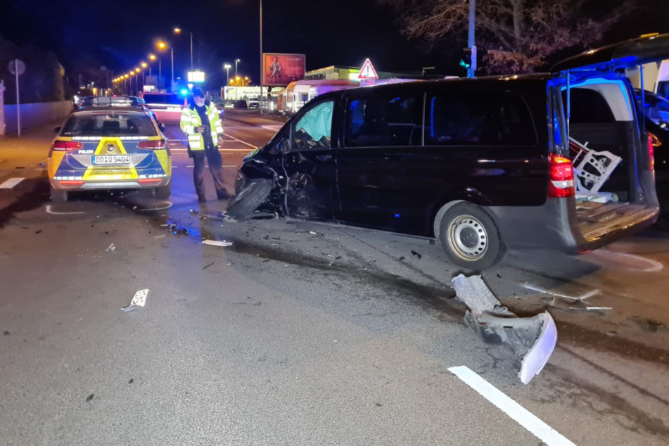 Kreuzungs-Crash in Leipzig: Polizeiwagen rauscht in Vito
