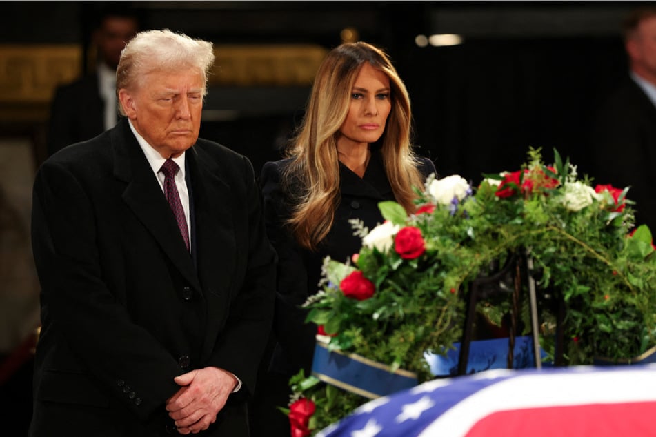 President-elect Donald Trump (l.) and wife Melania (r.) paid tribute to the late Jimmy Carter as he lay in state in Washington on Wednesday.