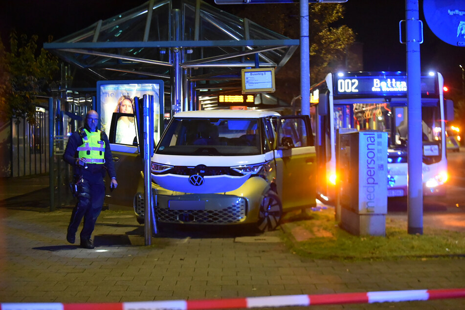 Autofahrer fährt in Menschengruppe an NRW-Bushaltestelle: Eine Frau (†56) stirbt