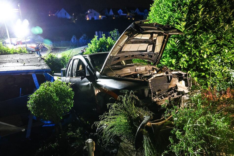 Die Flucht des 22-jährigen Pickup-Truck-Fahrers endete in einem Vorgarten.
