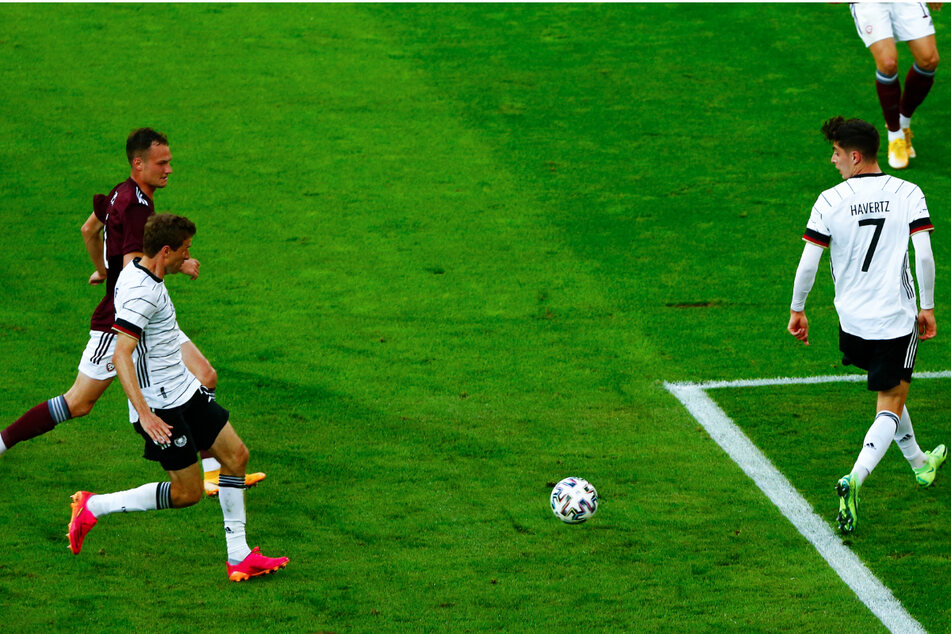 Hervorragender Angriff, den Thomas Müller (2.v.l.) zum 3:0 für die DFB-Elf vollendet.