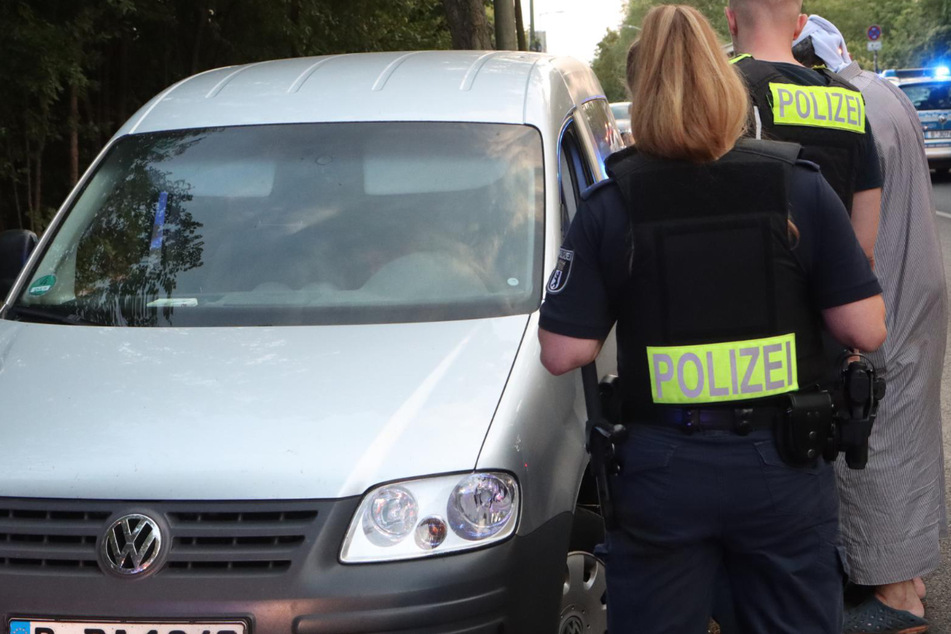 Polizisten vernehmen den VW-Fahrer. Gegen den 51-Jährigen wird wegen Nötigung im Straßenverkehr und gefährlicher Körperverletzung ermittelt.