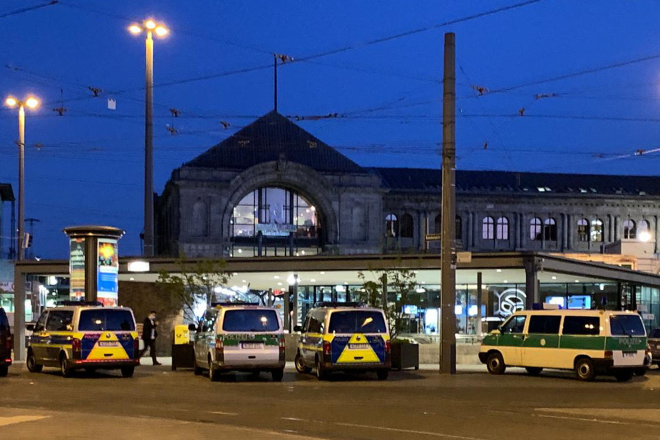 Vom 30. Juni bis 3. Juli, jeweils von 20 bis 6 Uhr, sind auf dem Hauptbahnhof in Nürnberg unter anderem Schusswaffen, Messer und gefährliche Werkzeuge verboten.