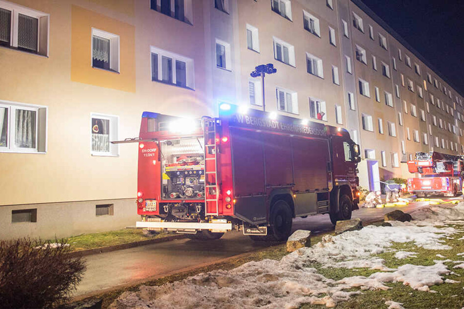 Die Feuerwehren aus Ehrenfriedersdorf und Thum waren in dem Mehrfamilienhaus im Einsatz.