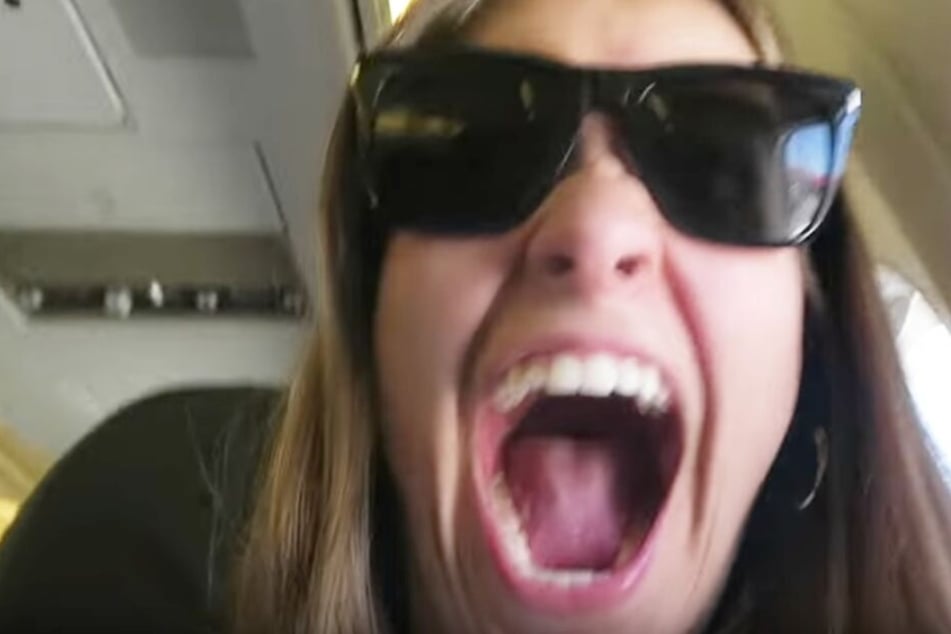 Auch im Flugzeug zückt Melina Sophie für ihre Fans die Kamera.