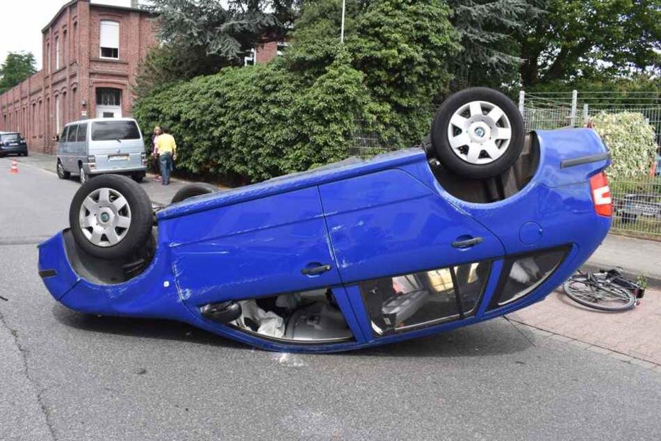 Die Polizei untersucht nun, warum der Skodafahrer mit einem geparkten Auto kollidierte.
