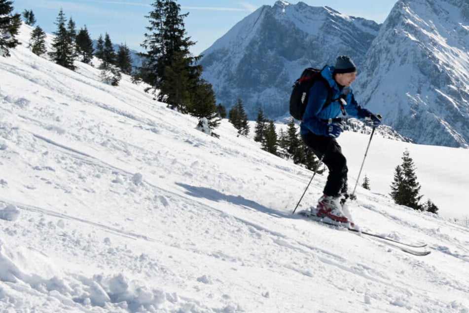 Auf einigen Pisten können Skifahrer noch immer ihrem Hobby nachgehen. (Symbolbild)