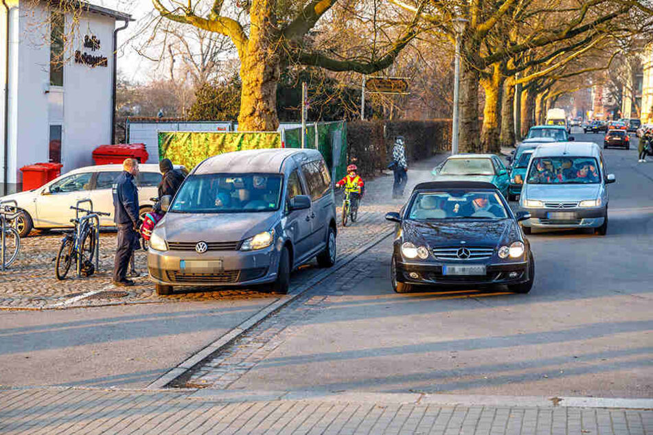 Jeden Morgen wird vor der Grundschule am Carusufer falsch geparkt. Eine Petition dagegen wurde fast 200 Mal unterzeichnet.