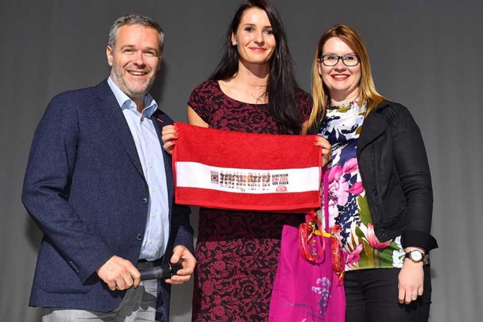 Ein Abgang mit Wehmut: Vorstandschef Dr. Jörg Dittrich (l.) und Geschäftsführerin Sandra Zimmermann (r.) verabschiedeten Eva Hodanova.