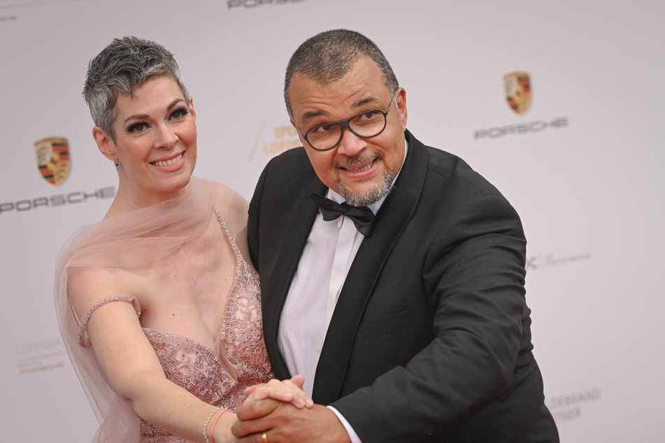Schauspielerin Cheryl Shepard (58) mit Ehemann Nikolaus Okonkwo (61) 2022 beim Leipziger Opernball.