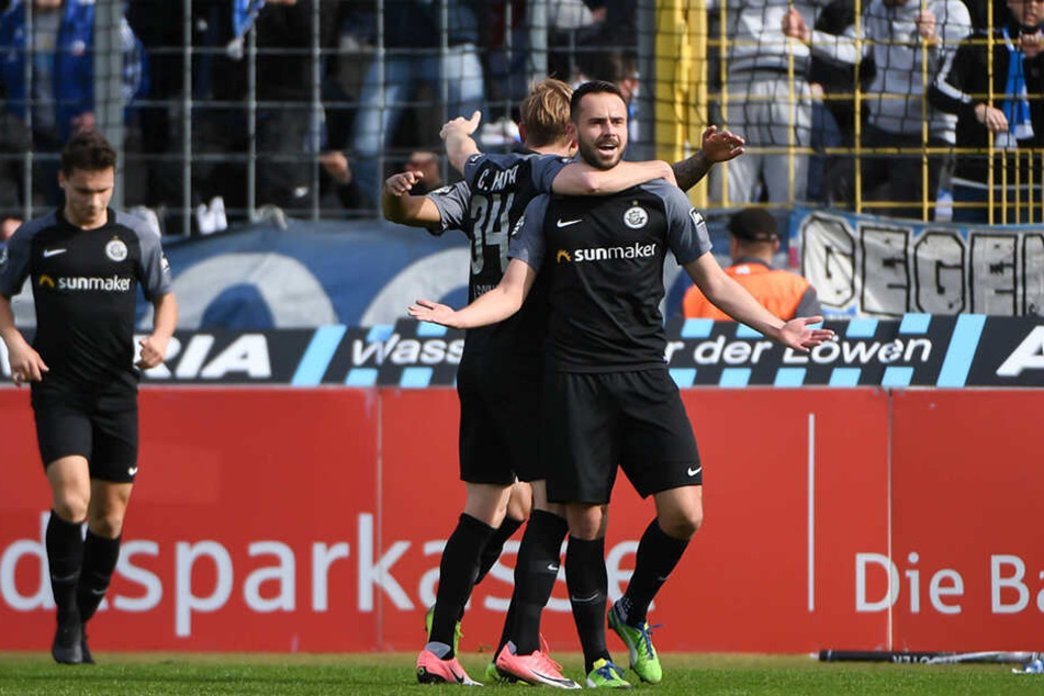 Jubel über die frühe Rostocker Führung: Hansa-Stürmer Pascal Breier (vorne-rechts) wird von seinen Teamkollegen nach seinem 1:0-Führungstreffer gefeiert.
