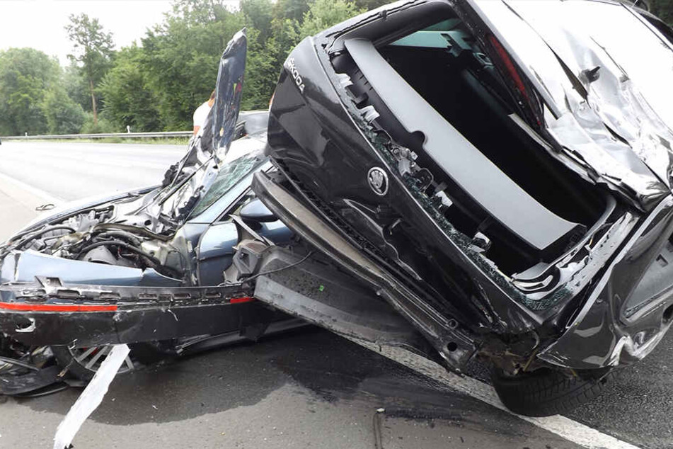 Beide Fahrer mussten nach dem schweren Crash ins Krankenhaus gebracht werden.