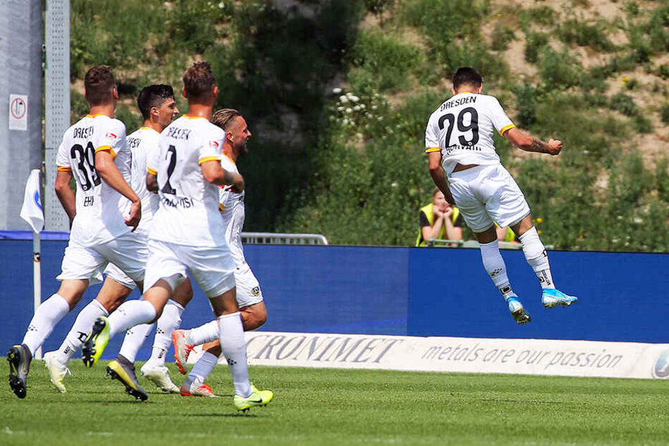 So will Sascha Horvath (r.) mal wieder abheben - hier nach seinem Führungstreffer zum zwischenzeitlichen 1:0 in Karlsruhe. Der kleine Österreicher war in acht von neun Punktspielen in dieser Saison im Einsatz.