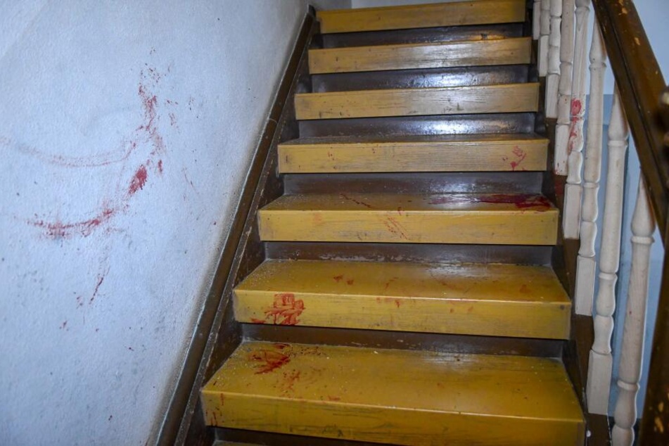 Der Einsatz sollte ein blutiges Ende finden. Ein Polizeibeamter sowie einer der Verdächtigen wurden leicht verletzt.