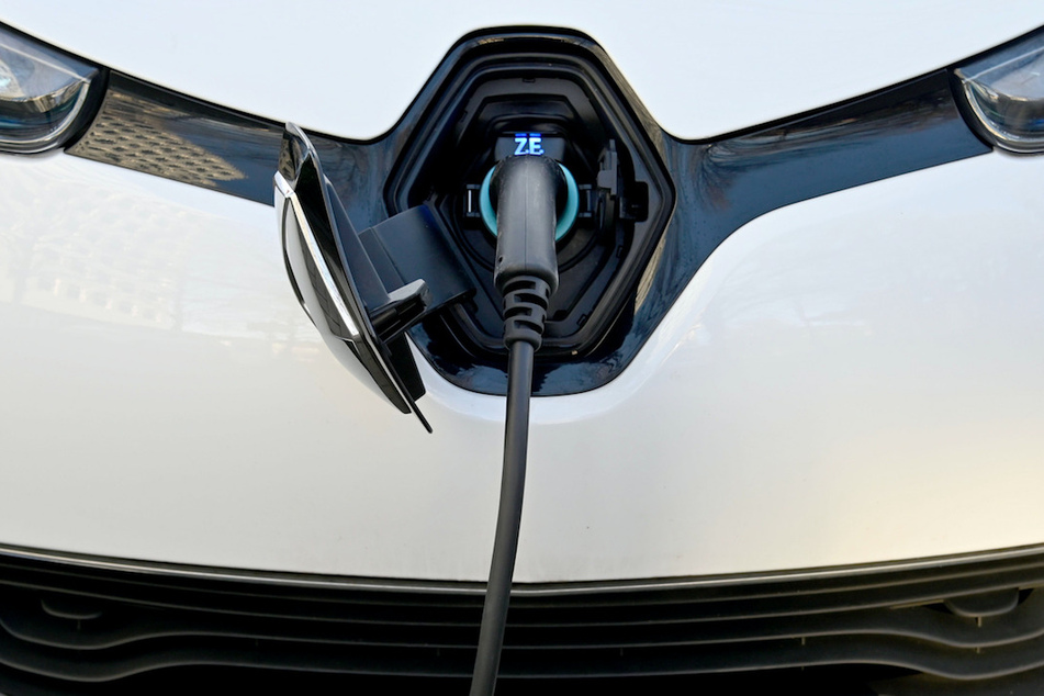 Ein Elektroauto vom Typ Renault Zoe wird an einer Ladesäule aufgeladen.