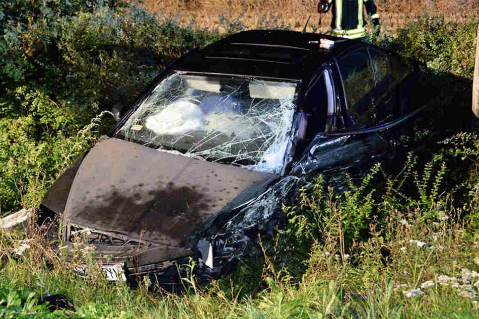 Der Skoda wurde in den rechten Graben geschleudert.