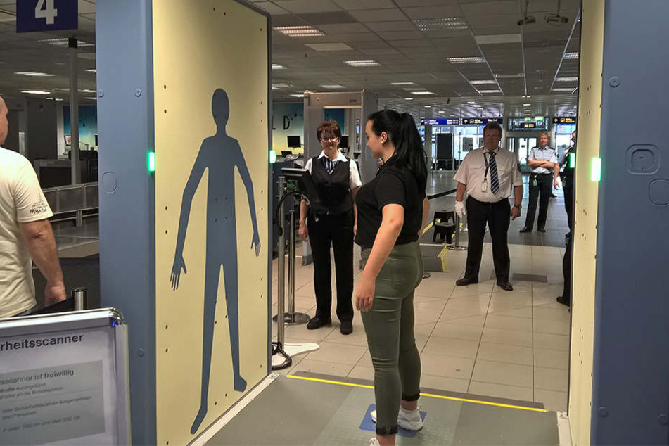 Neue Technik am Flughafen Leipzig/Halle. Reisende, die zwischen einem und zwei Meter groß sind, können sich ab sofort vom Körperscanner kontrollieren lassen.