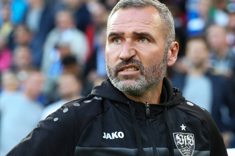 Zerknirschtes Gesicht: VfB-Trainer am Rande des Stuttgarter 1:0-Last-Minute-Sieg bei Arminia Bielefeld.