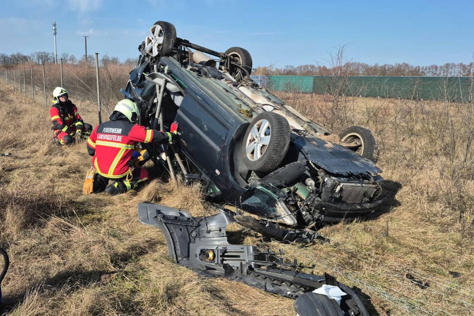 Der VW hat sich nach der Kollision überschlagen und ist neben der Autobahn auf dem Dach liegen geblieben.