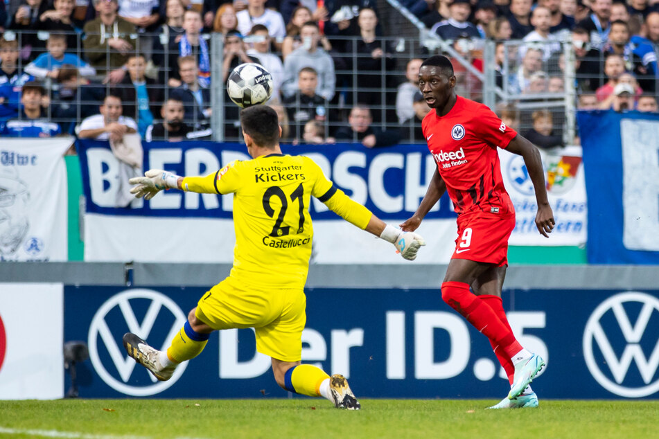 Per Lupfer erzielte Frankfurts Randal Kolo Muani (r.) das 1:0 für Eintracht Frankfurt gegen die Stuttgarter Kickers um deren Torhüter Ramon Castellucci.