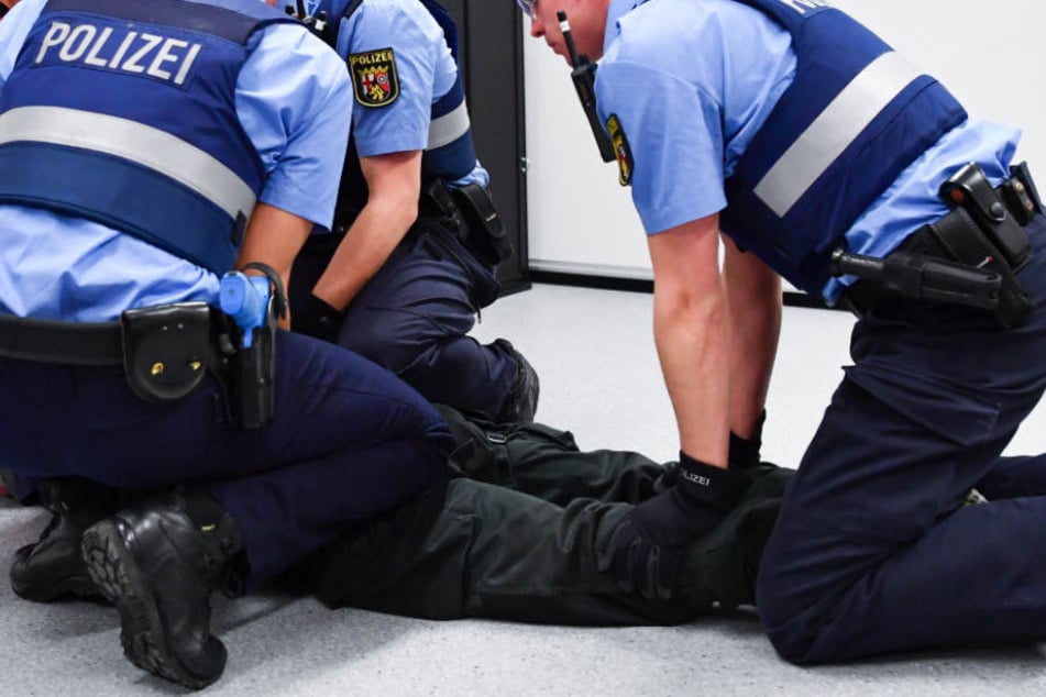 Polizisten haben in Lübeck einen mutmaßlichen Sexualstraftäter festgenommen (Symbolfoto).