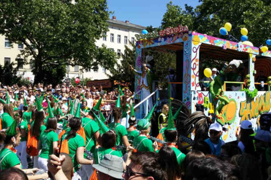 Der bunte Umzug beim Karneval der Kulturen durch Berlin-Kreuzberg.