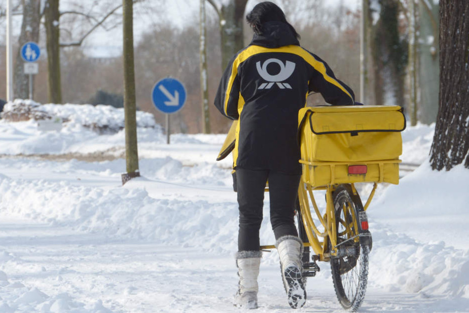 Auch die angestellten der Deutschen Post haben so ihre Probleme mit dem Schnee-Chaos. (Symbolbild)