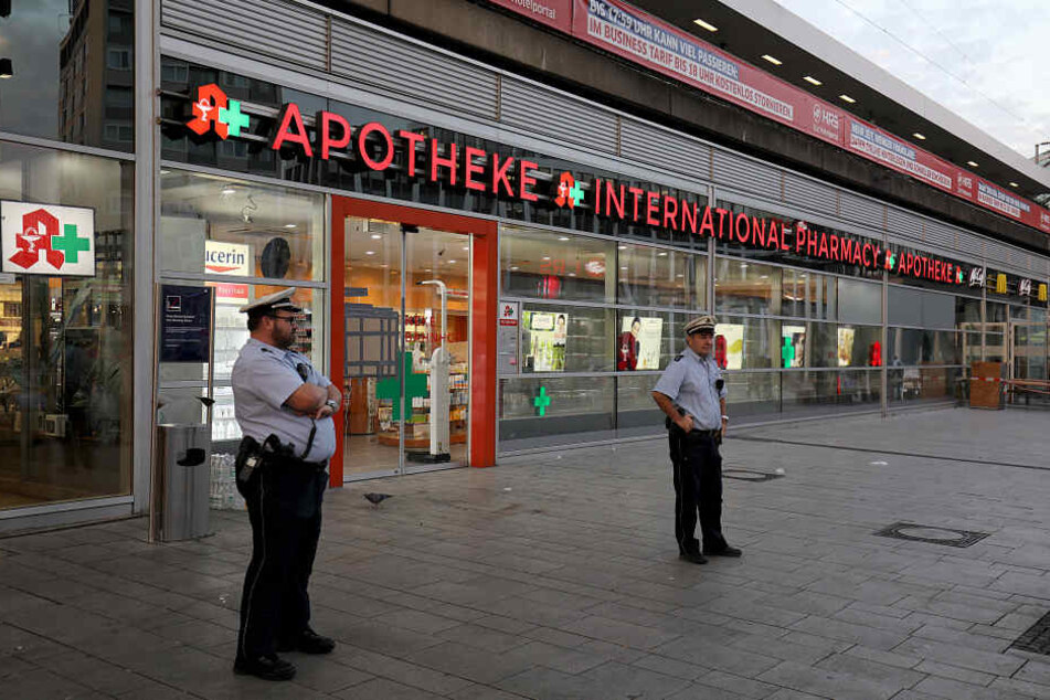 Die Polizei am Dienstagmorgen vor der Tatort-Apotheke am Kölner Hauptbahnhof.